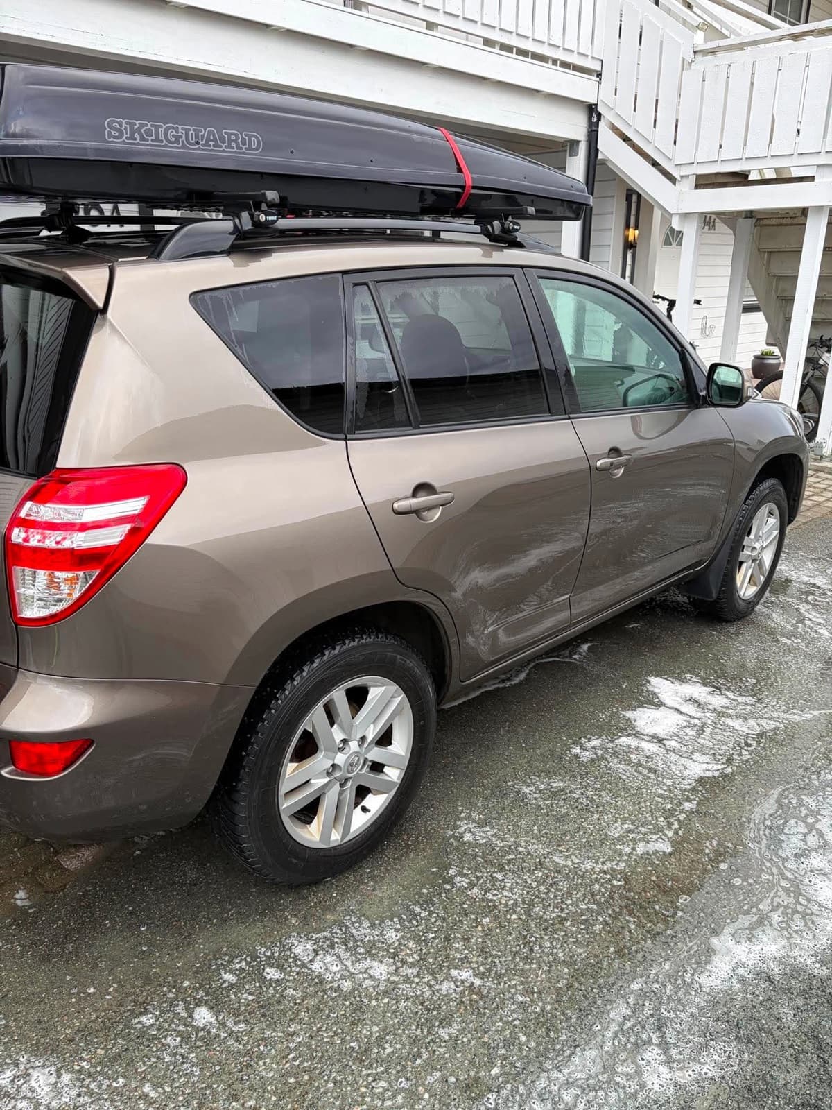 Toyota RAV4 utvendig etter vask