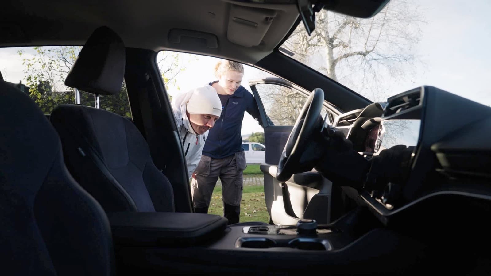Vi går over bilen sammen med kunden